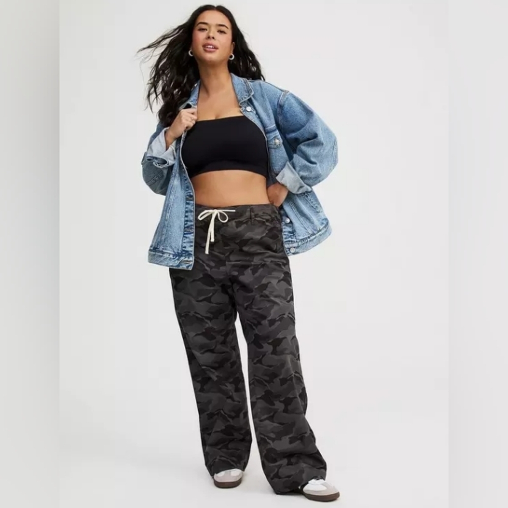 NWTS Torrid Black & Grey Camouflage Weekend Mid-Rise Wide Leg Pants | Size 4 - Picture 1 of 5